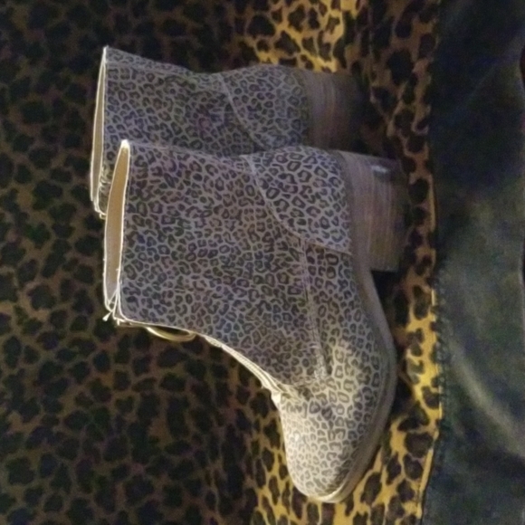 Size 7 zip up booties - Picture 2 of 2
